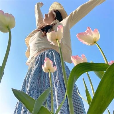穿黑衣的女孩海报
