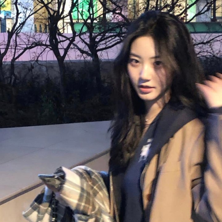青年的椅子海报